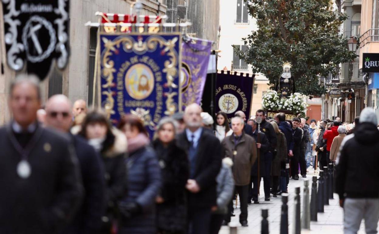 Parte de la procesión por el casco antiguo de Logroño. 