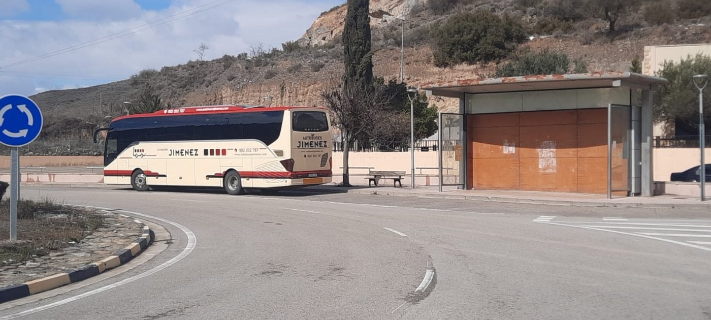 Parada de autobuses e intercambiador del puente del río Linares, junto al polígono de La Rate de Cervera. 