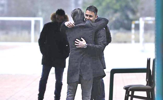 El nuevo técnico, Sergio Rodríguez, abraza en la despedida a Natxo González este martes. 