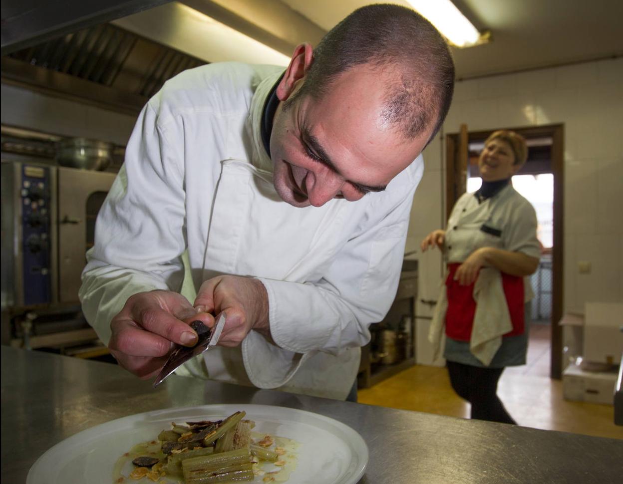 Dámaso Navajas, en la cocina de La Posada del Laurel. 