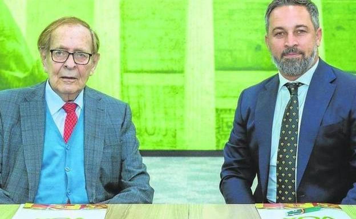 Ramón Tamames (izquierda) junto a Santiago Abascal.