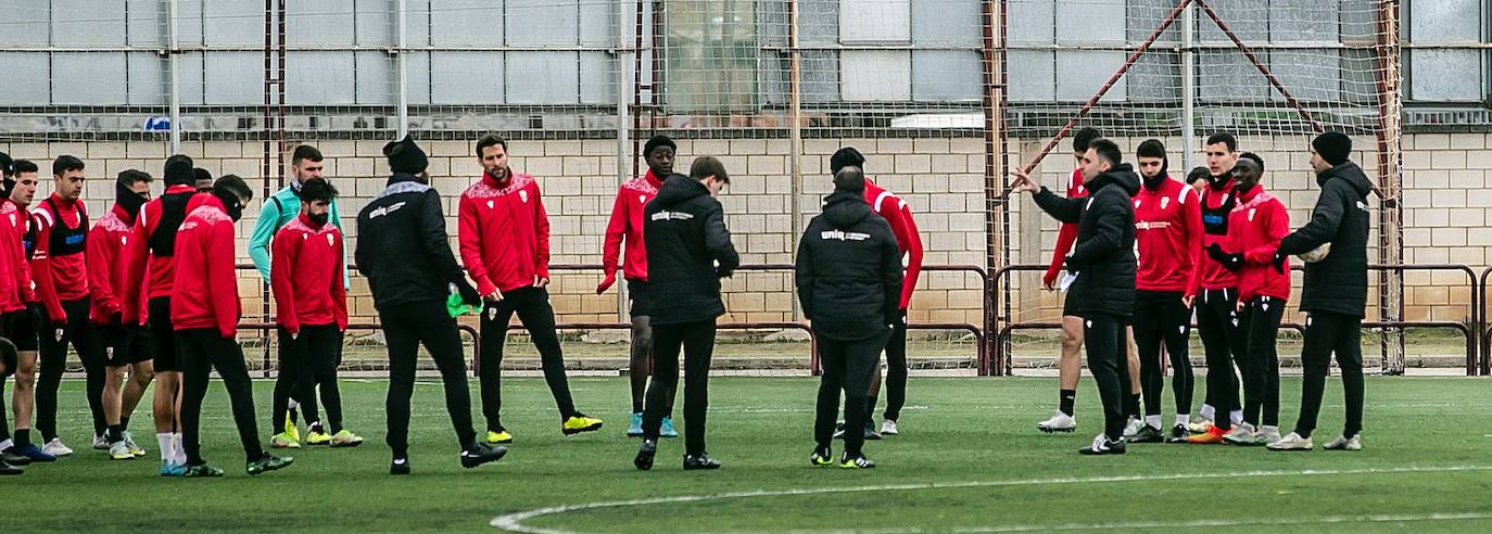 Sergio se dirige a sus jugadores en el Mundial 82 en el entrenamiento de este martes. 