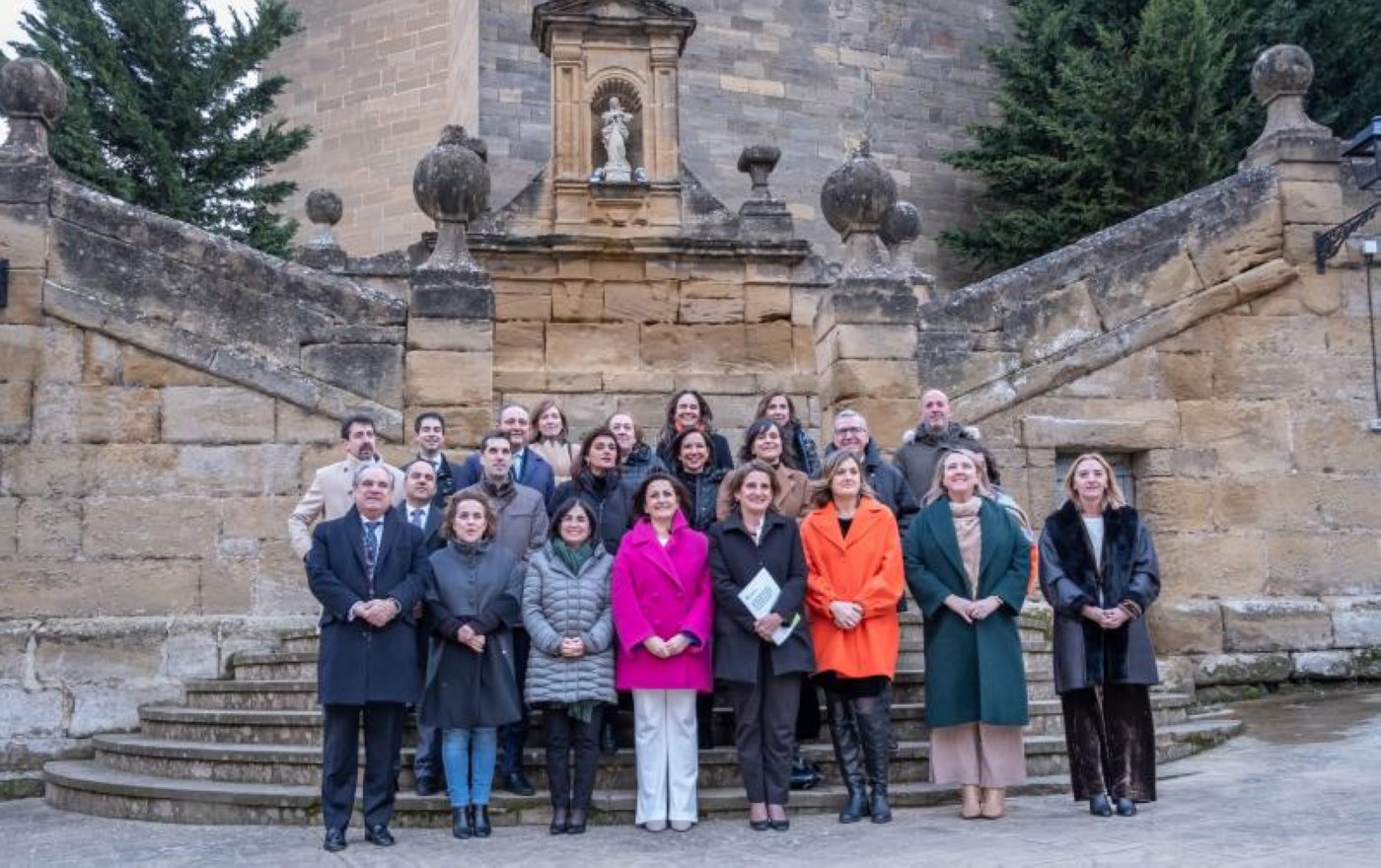 Foto de famiia en la localidad riojalteña, con las ministras en primera fila, junto a la presidenta de La Rioja y la delegada del Gobierno. 