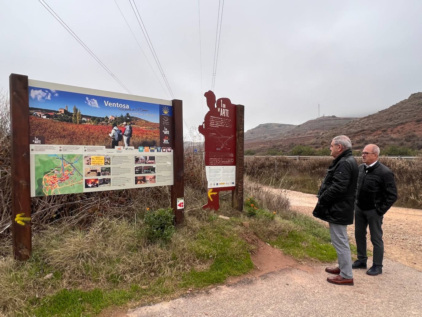 El presidente de Camino Francés Federación, Miguel Pérez, y el presidentede la Asociación Riojana de Amigos del Camino, Juan Cabrito, en el polémico desvío. 