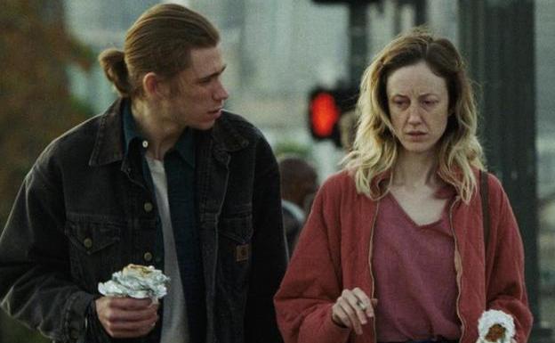 Owen Teague y Andrea Riseborough, hijo y madre en 'To Leslie'.