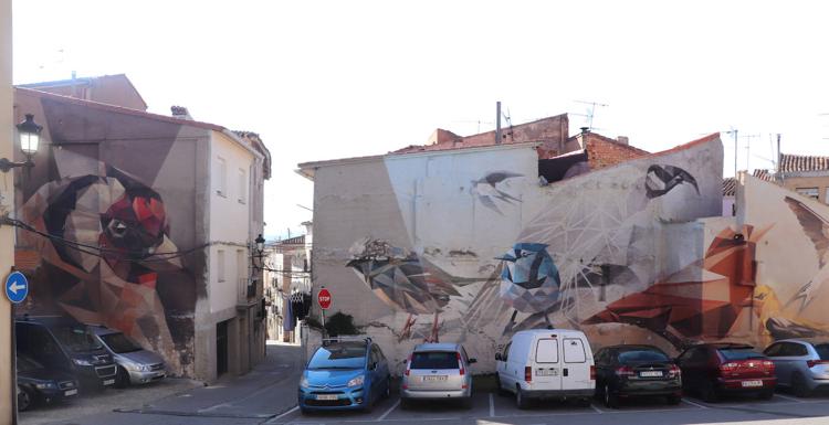 La primera gigantografía nació en la primavera de 2017 frente a la iglesia parroquial de San Cosme y San Damián dedicada a las aves del valle del Cidacos.