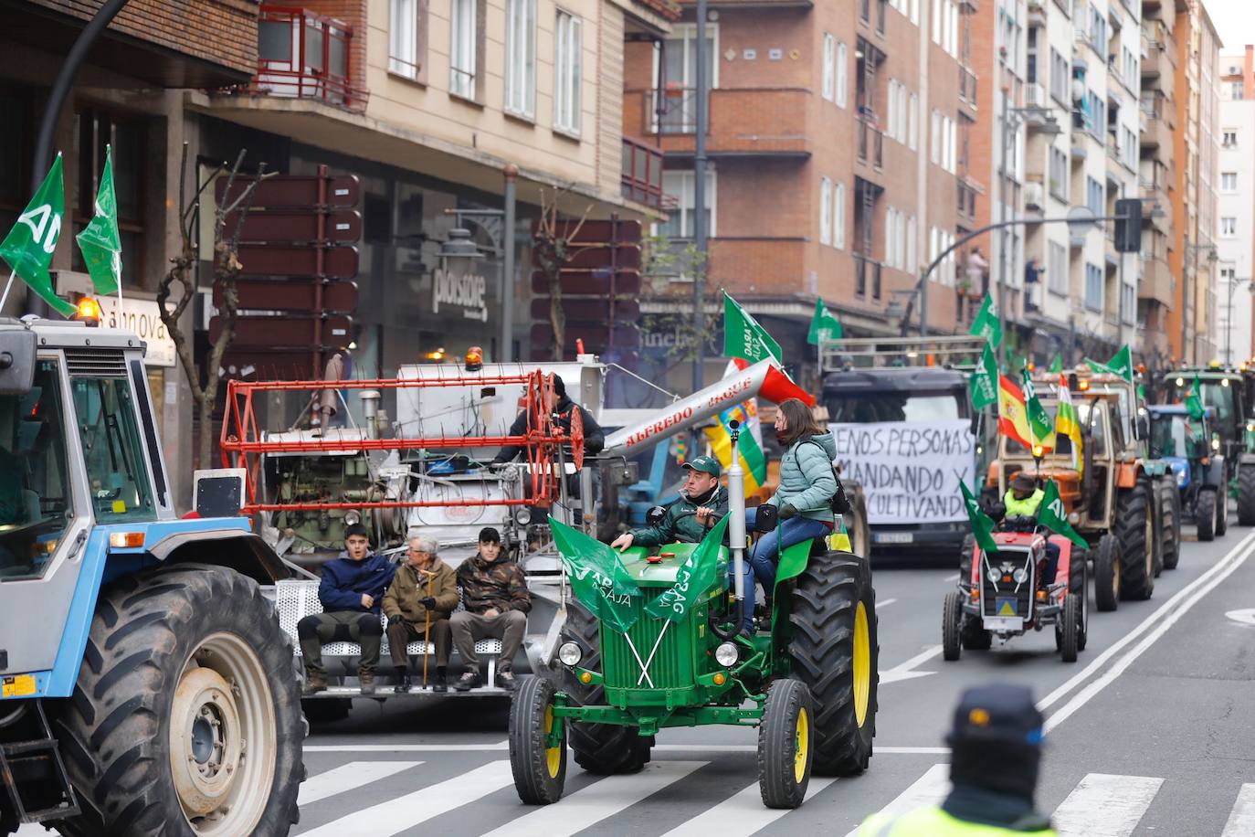 Fotos: La tractorada atraviesa la calle Chile y enfila Gran Vía