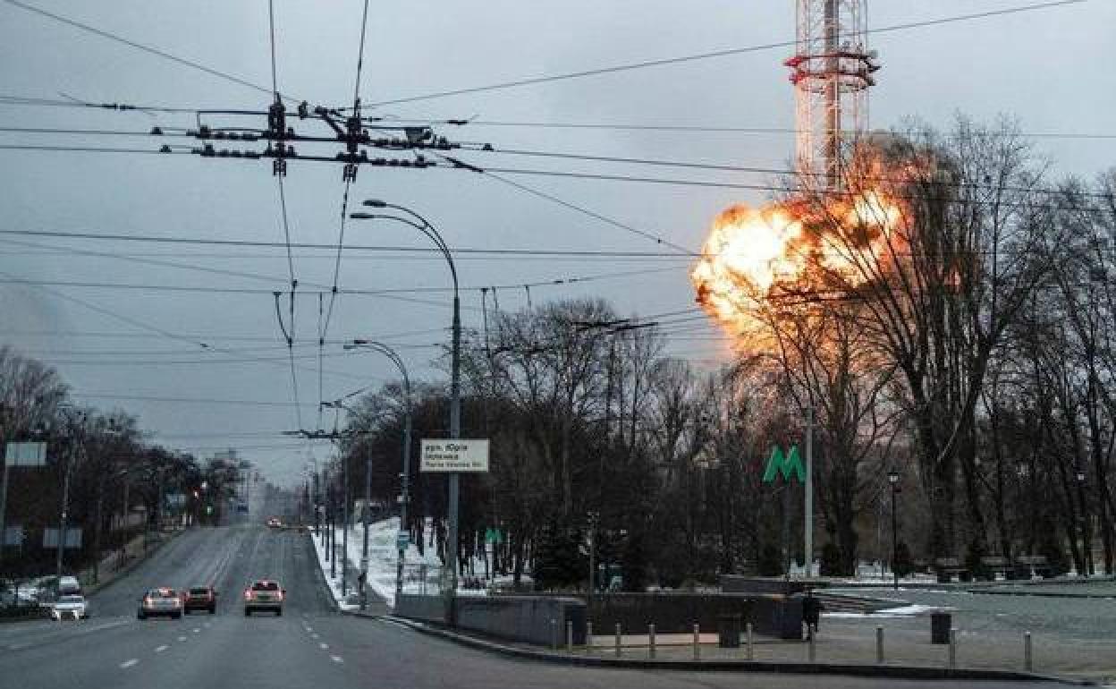 La torre de la televisión ucraniana, en el momento de recibir el impacto de los misiles en marzo de 2022.