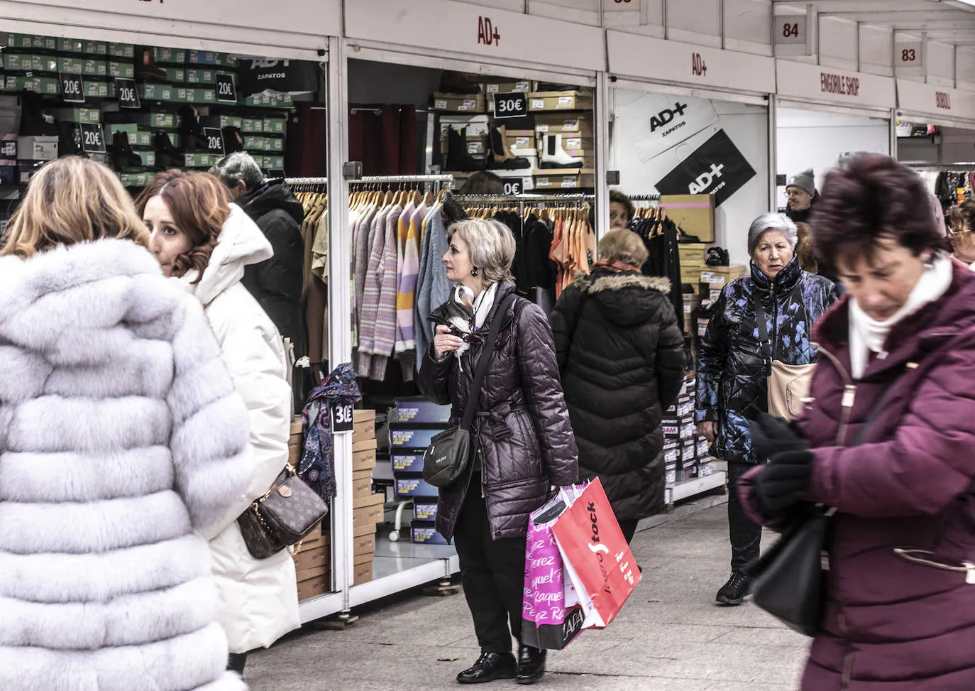 Fotos: Logrostock llena el centro de Logroño de gangas