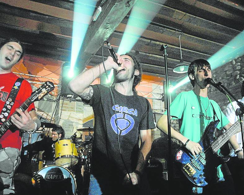 Imagen secundaria 2 - Miembros del Club Urbano, una de las actividades de la feria Urbania, en 1998, en el Mercadal y concierto del Calagurris Rock. 