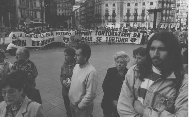 Manifestantes radicales se concentran contra los pacifistas.