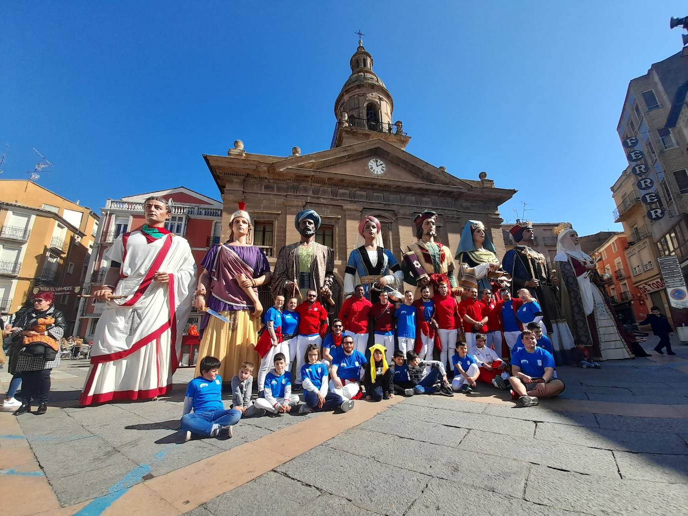 Fotos: Gigantes, cabezudos y recortadores para el cierre de fiestas de Calahorra