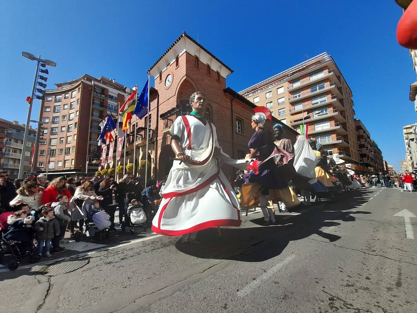 Fotos: Gigantes, cabezudos y recortadores para el cierre de fiestas de Calahorra