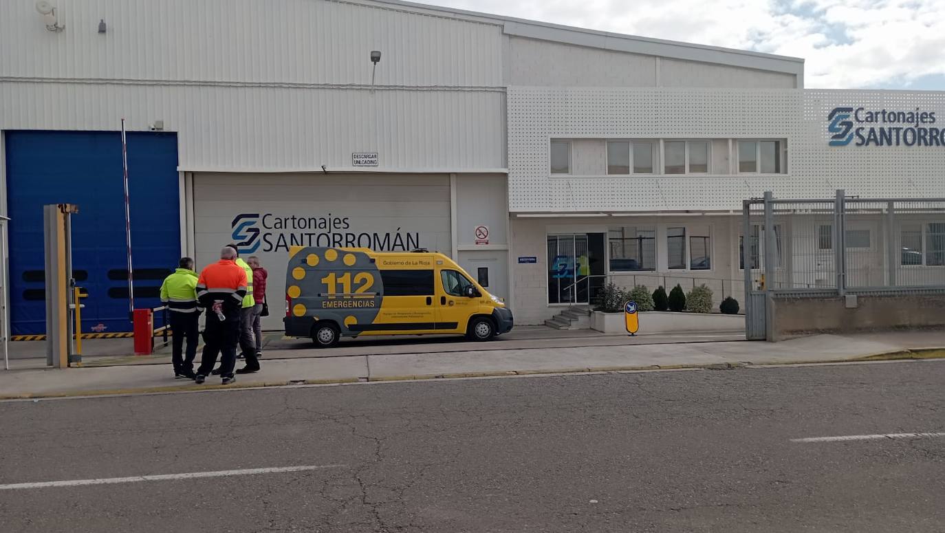 Una ambulancia en el exterior de la empresa Cartonajes Santorromán.