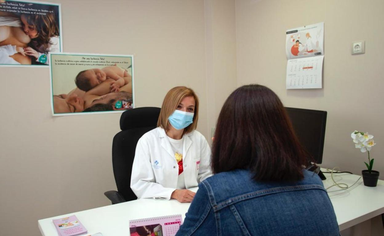 Una de las matronas de Atención Primaria atendiendo a una paciente en su consulta. 