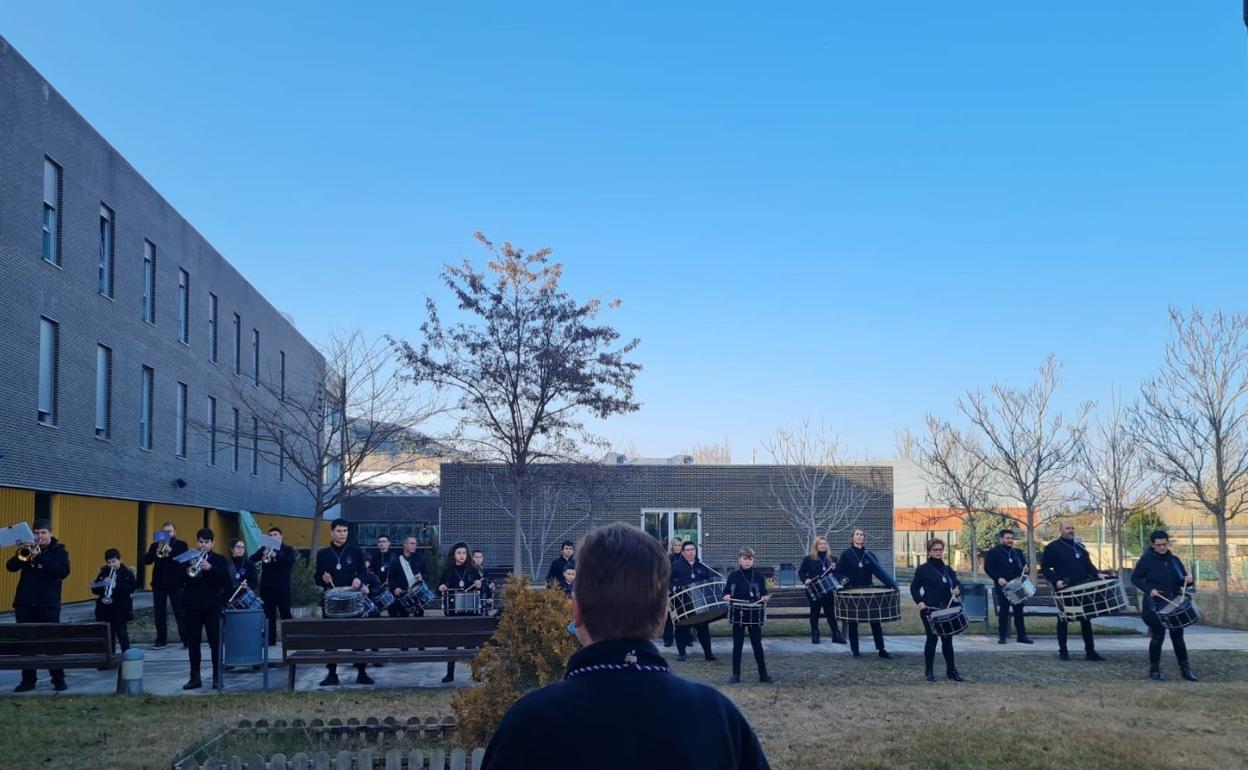 La banda en su ensayo en la residencia. 