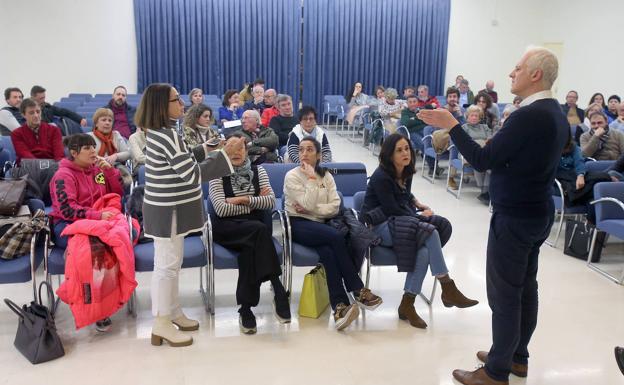 El alcalde dialoga con una comerciante durante la reunión mantenida este lunes. 