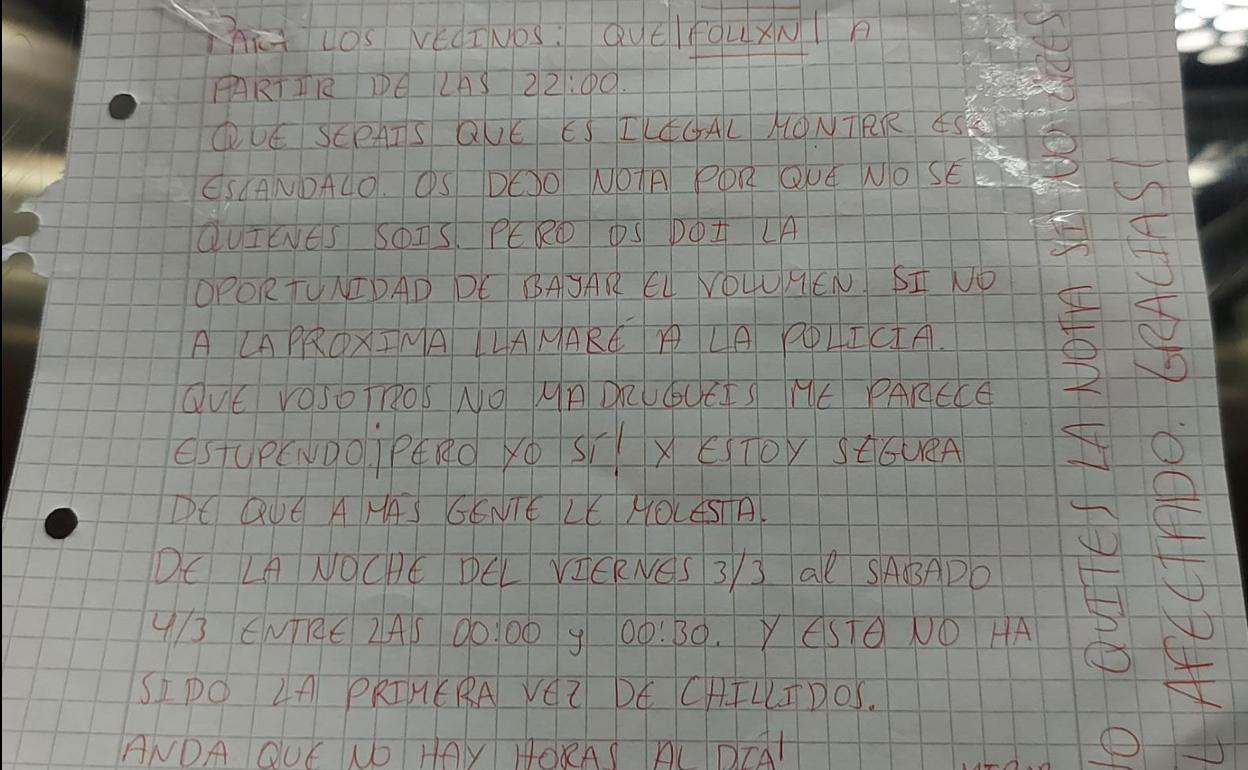 Cartel en un piso de Logroño: «Para los vecinos que follan a partir de las 22.00 horas»