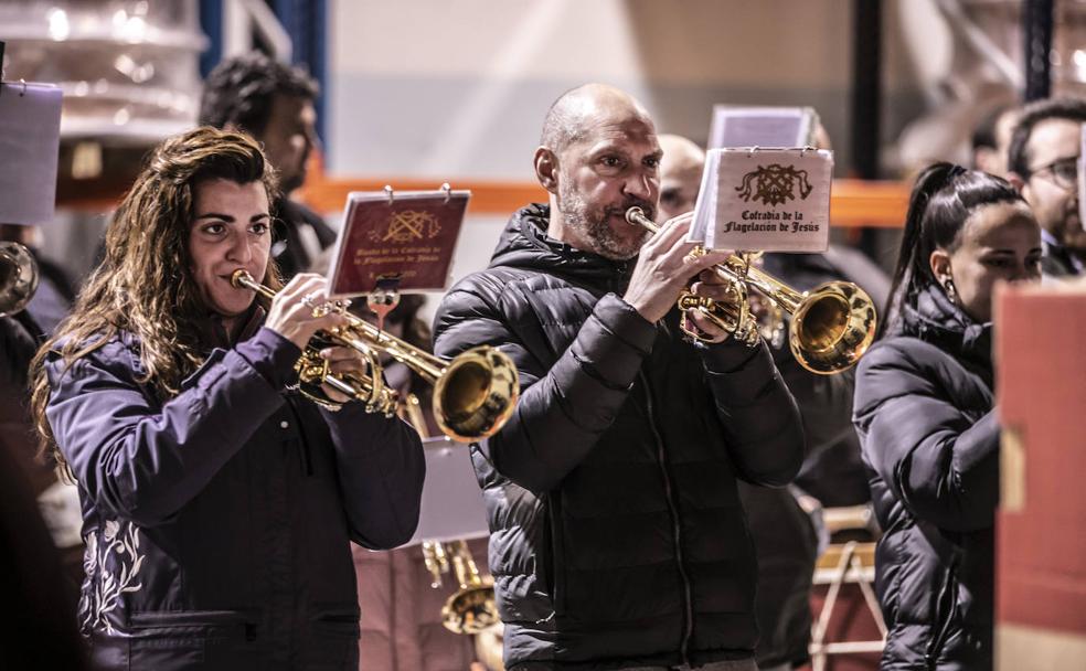 Ensayo de la banda de la Cofradía de la Flagelación de Jesús, en una nave de un polígono industrial logroñés.