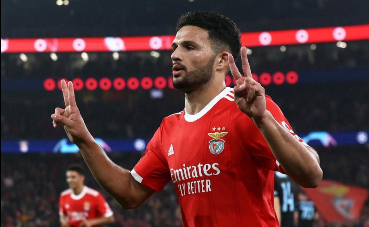 Gonçalo Ramos celebra uno de los dos goles que le marcó al Brujas en Da Luz. 