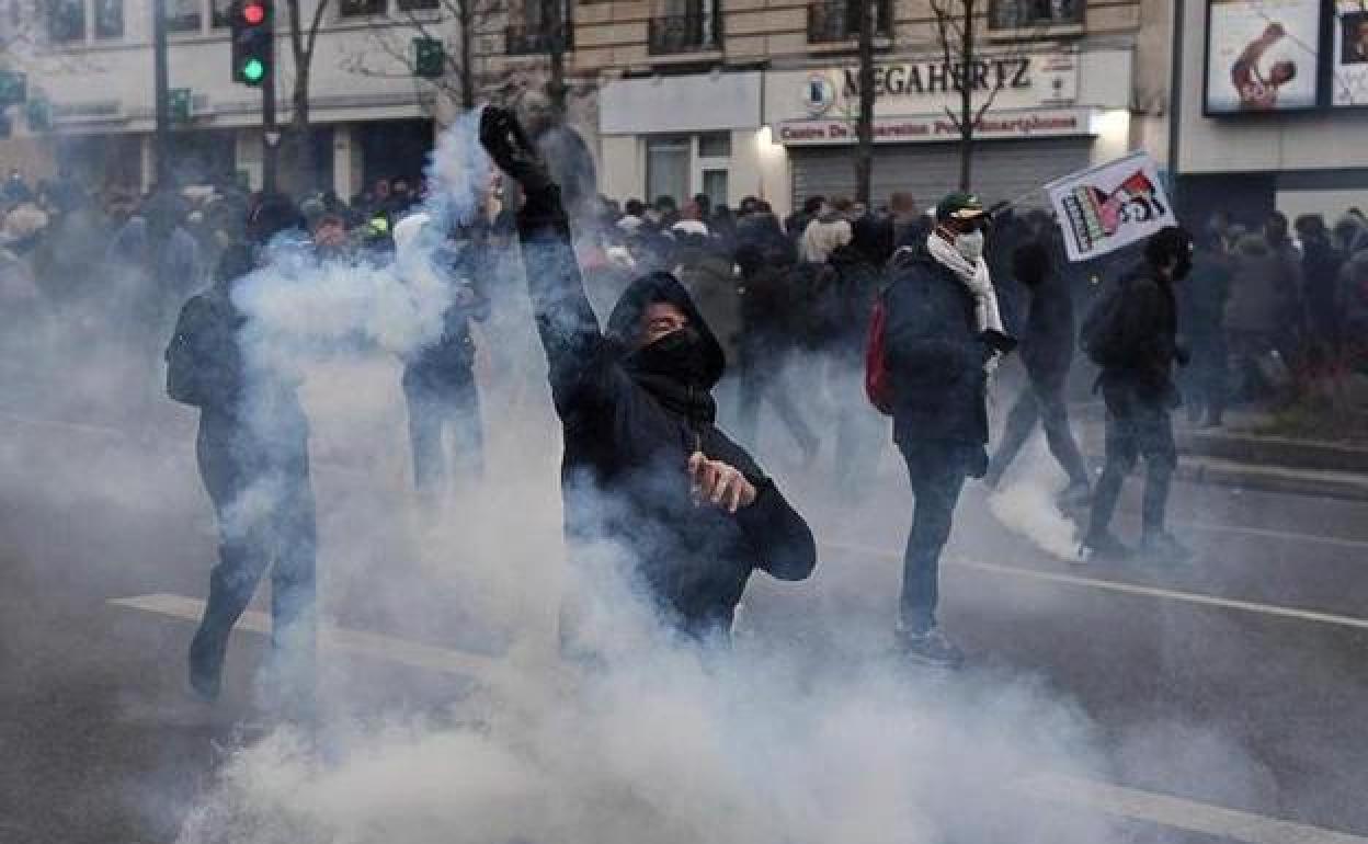 Aunque en líneas generales la protesta en la capital transcurrió en calma, se registraron algunos enfrentamientos entre la Policía y los 'black blocs' radicales.