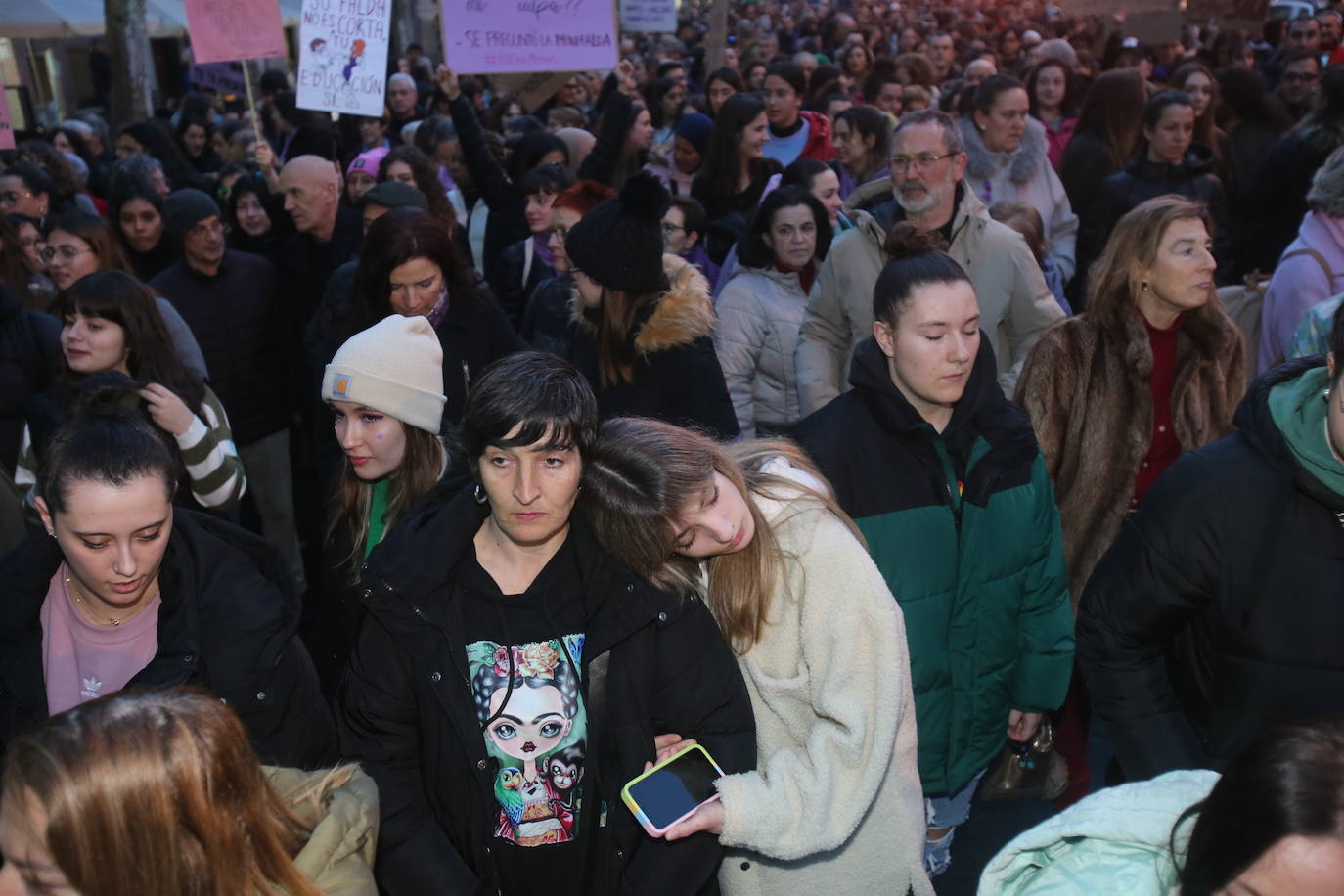 Fotos: Manifestación del 8M en Logroño bajo la lluvia