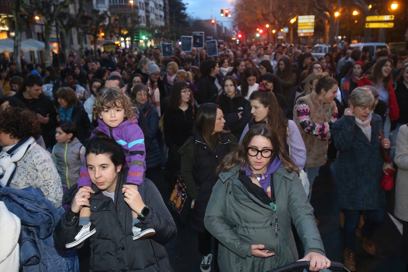 Fotos: Manifestación del 8M en Logroño bajo la lluvia