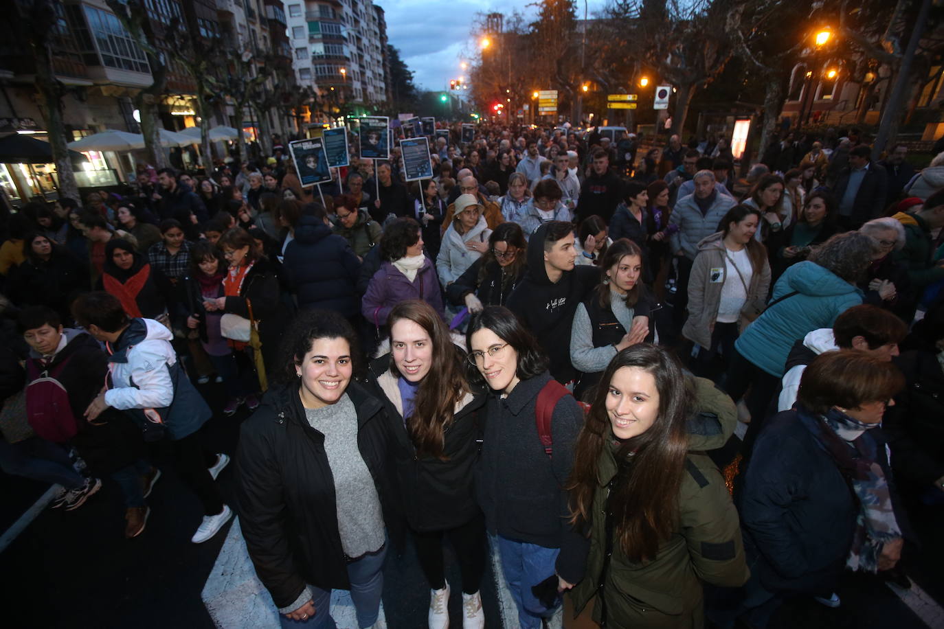 Fotos: Manifestación del 8M en Logroño bajo la lluvia