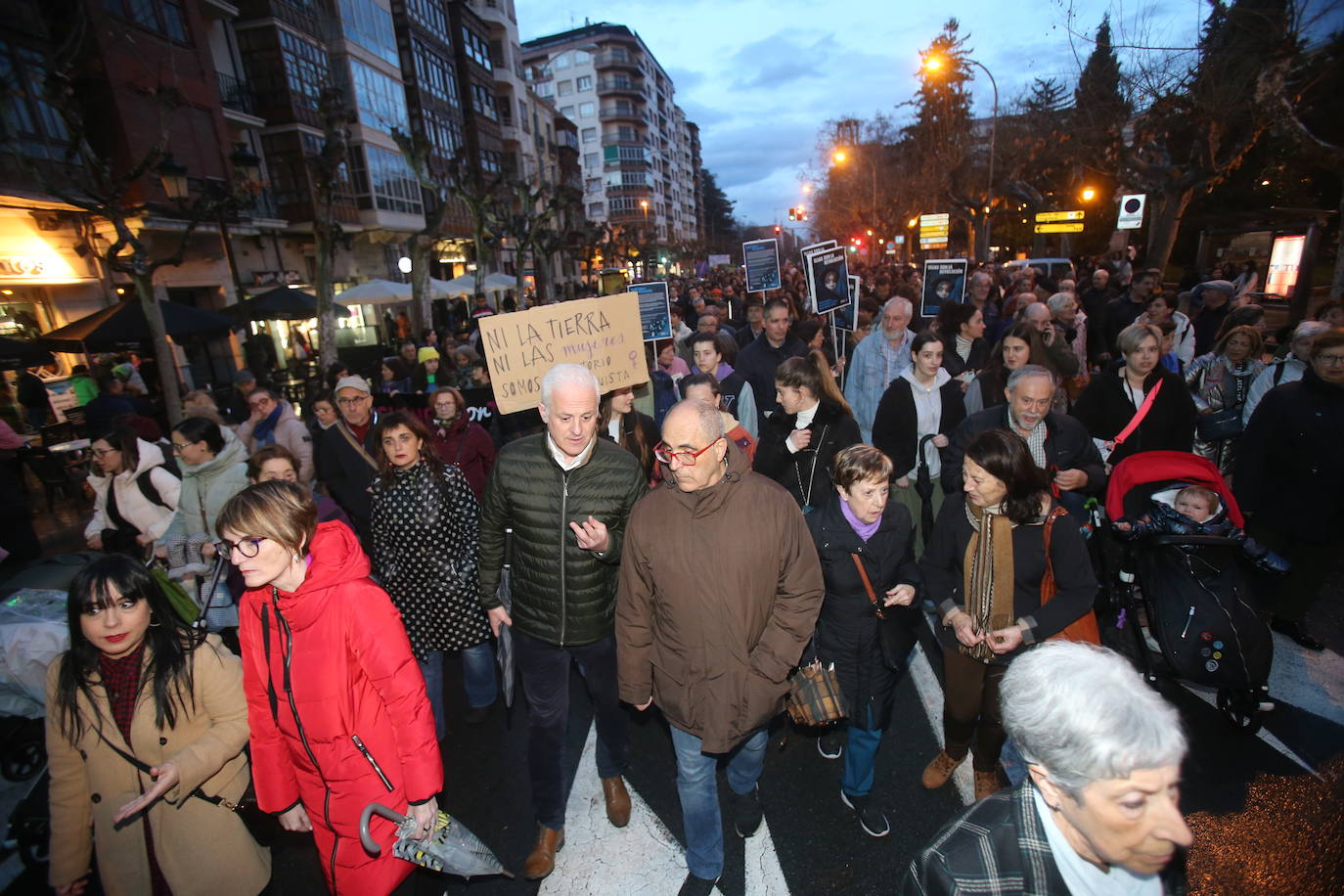 Fotos: Manifestación del 8M en Logroño bajo la lluvia