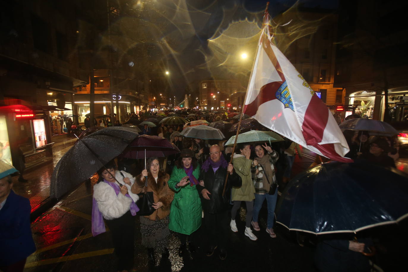 Fotos: Manifestación del 8M en Logroño bajo la lluvia