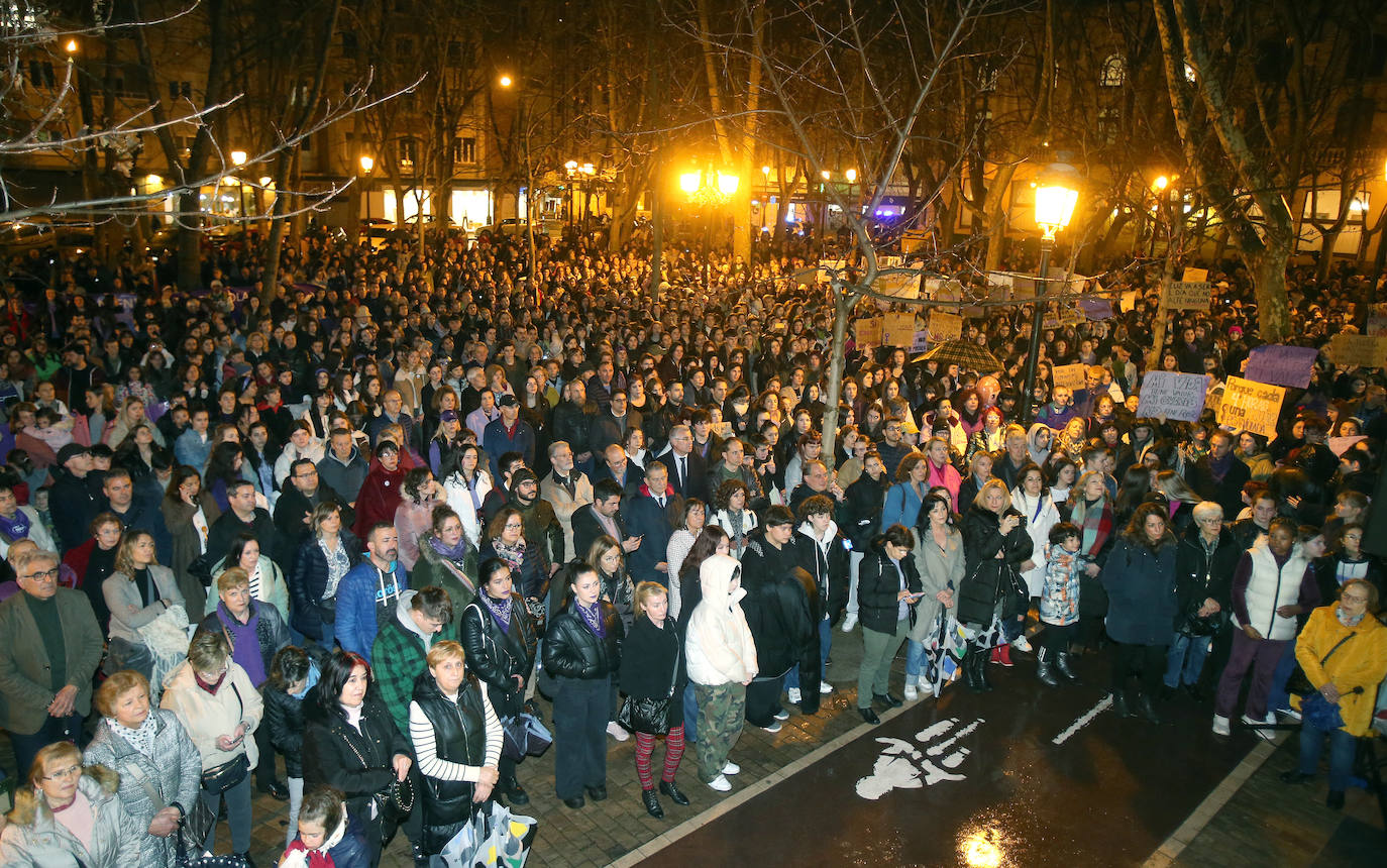 Fotos: Manifestación del 8M en Logroño bajo la lluvia