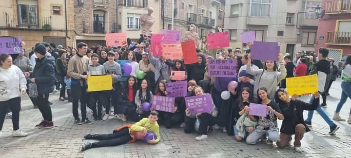 Jóvenes con pancartas reivindicativas en Autol. 