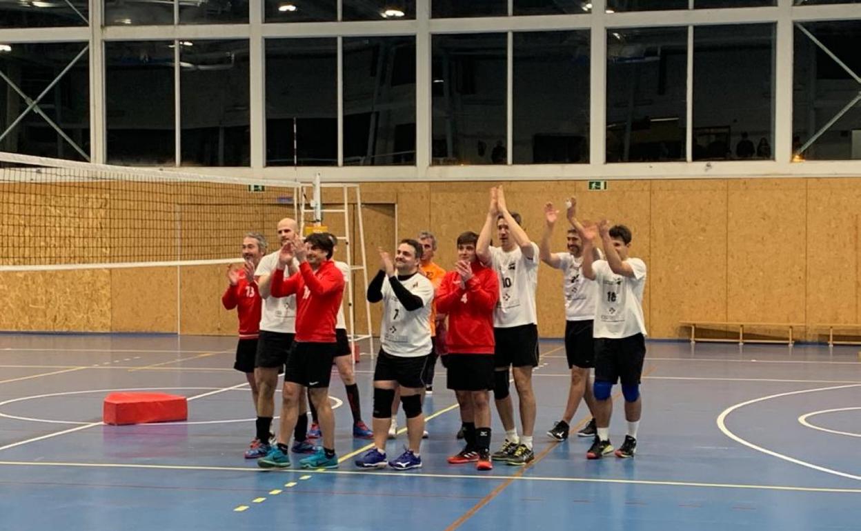 El Ojaconecta celebra el triunfo con sus aficionados. 