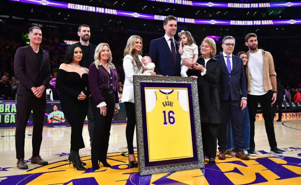 Pau Gasol posa con toda su familia