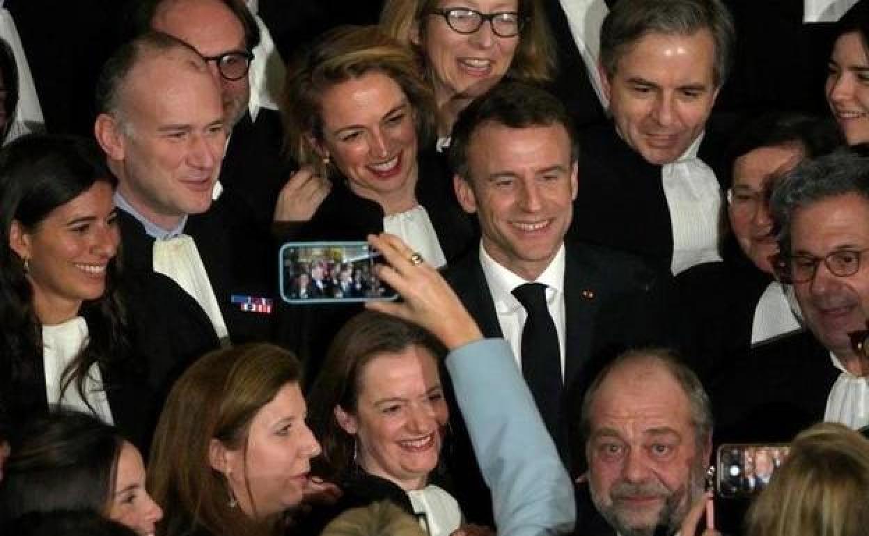 Emmanuel Macron durante el homenaje a la abogada Gisèle Halimi, icono de la lucha por el aborto.