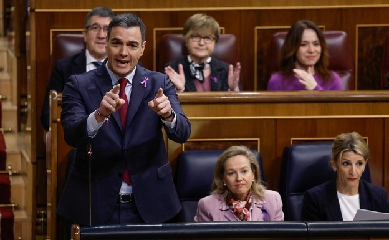 Sánchez responde a la portavoz del PP, Cuca Gamarra, durante la sesión de control al Gobierno de este martes en el Congreso