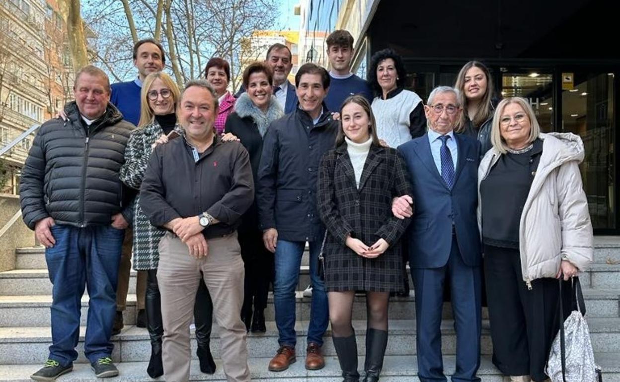 Miembros de El Candil y el alcalde de Rincón de Soto en Madrid. 