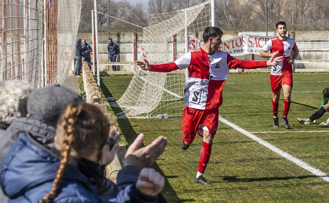 Ángel Chacón celebra uno de los goles de su equipo ante el Anguiano. 