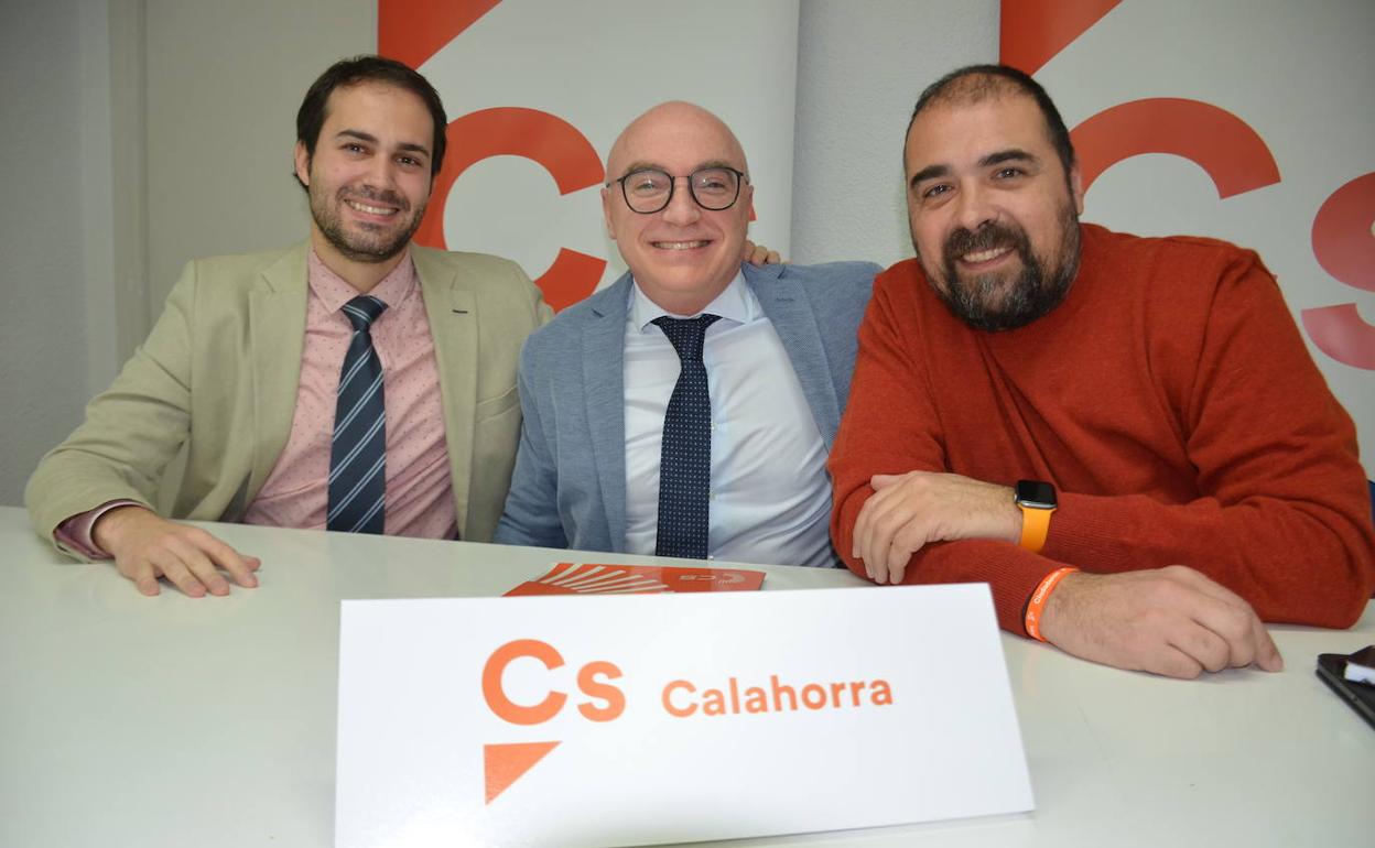 Ángel Íñiguez, David Miranda y Luis Bella, tras la rueda de prensa ofrecida en el despacho municipal de Ciudadanos. 