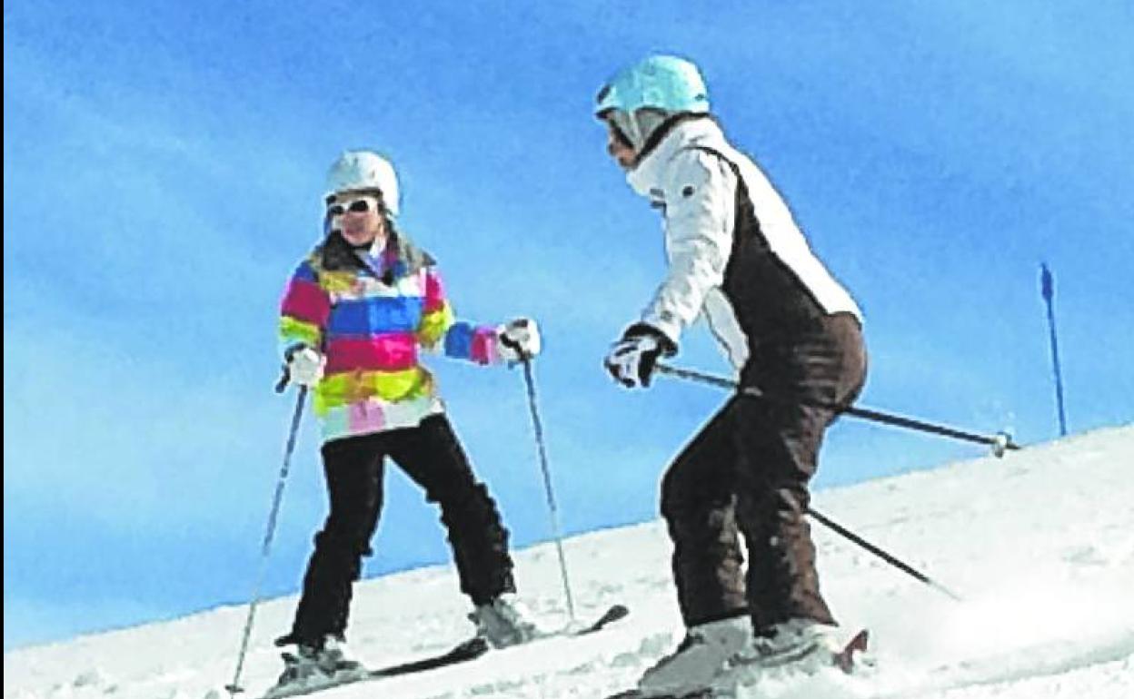 Dos jóvenes esquiadores en Valdezcaray. 