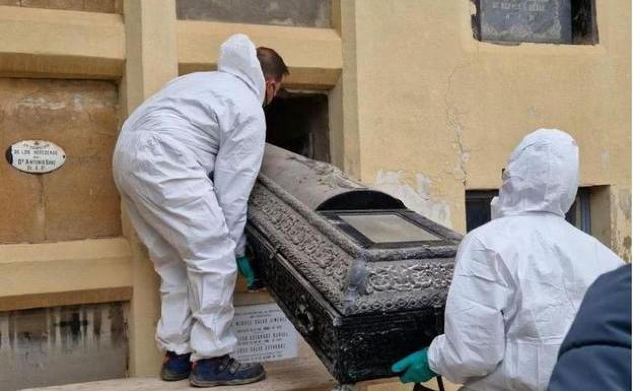 Exhumación el pasado martes del féretro de Joaquín Gaztambide en el cementerio de Tudela.