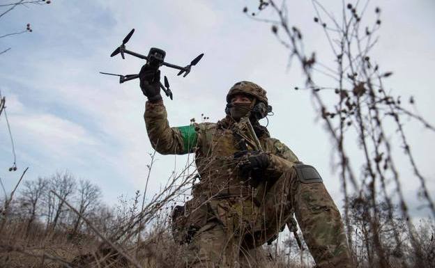 Un soldado maneja un dron en el campo de batalla.