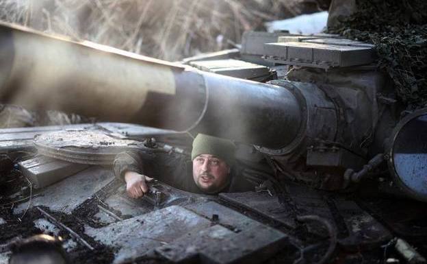 Un soldado, en el tanque.