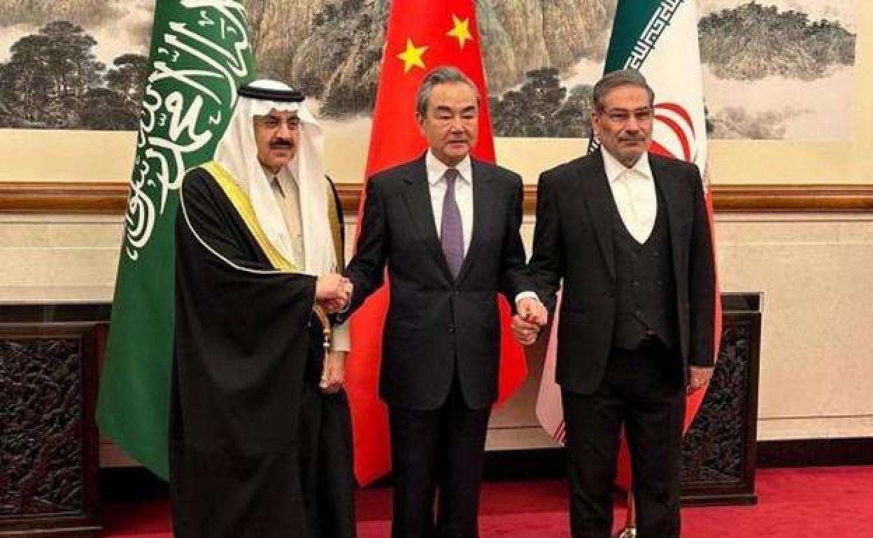 El asesor de seguridad nacional saudí, Musaid al-Aiban, y secretario del Consejo de Seguridad Nacional de Irán, Alí Shamkhani, rubricaron el pacto con la mediación de Wag Yi.