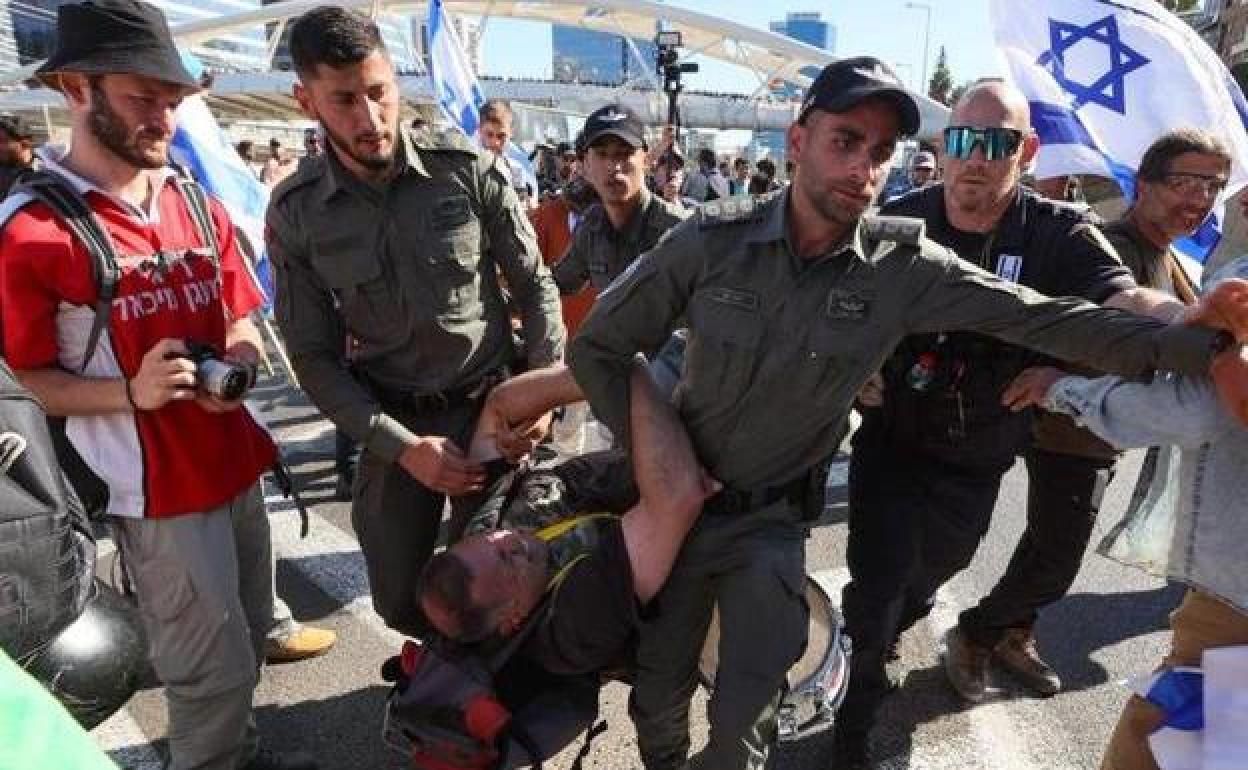 Agentes israelíes se llevan detenido a un manifestante durante las protestas celebradas el jueves en Tel Aviv contra la reforma judicial.