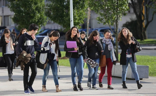 Grupo de universitarios en el campus de Leioa de la UPV, en VIzcaya. 