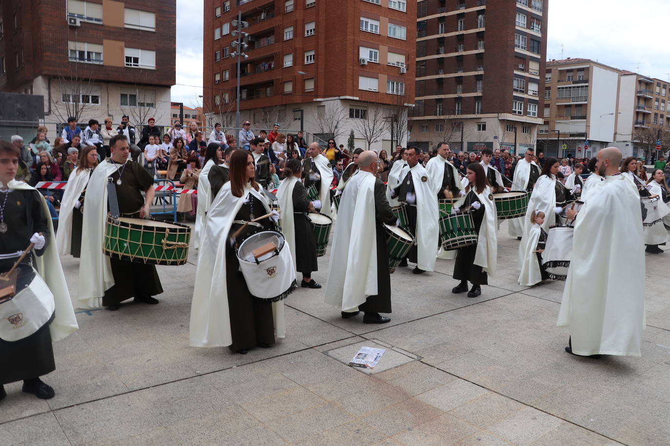 Fotos: La XVIII Exaltación de Bandas de Cofradías de Arnedo reúne a ocho agrupaciones de cuatro comunidades en la plaza de España