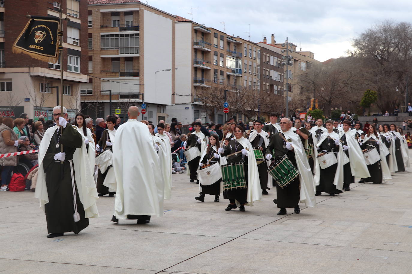 Fotos: La XVIII Exaltación de Bandas de Cofradías de Arnedo reúne a ocho agrupaciones de cuatro comunidades en la plaza de España