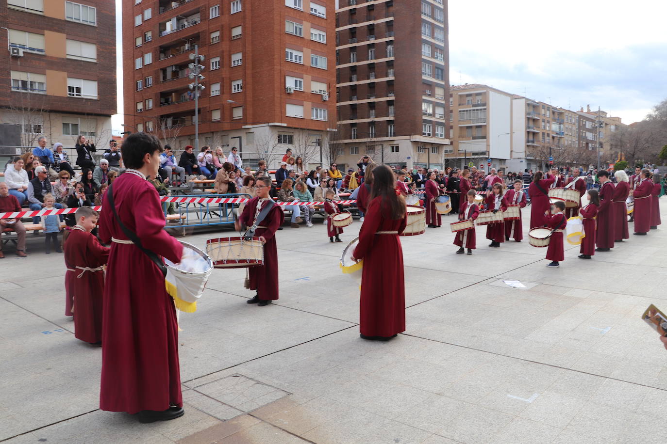 Fotos: La XVIII Exaltación de Bandas de Cofradías de Arnedo reúne a ocho agrupaciones de cuatro comunidades en la plaza de España