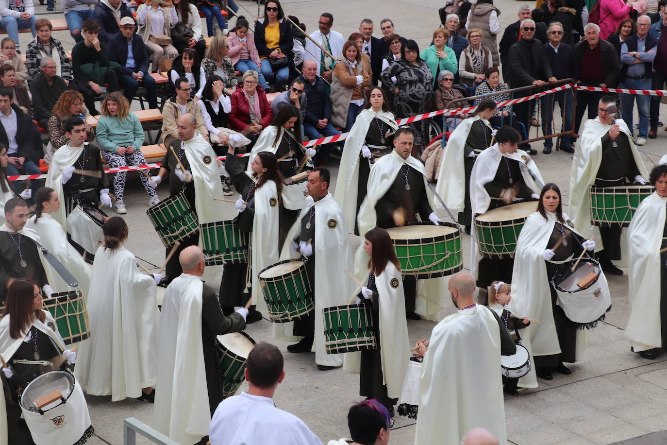 Fotos: La XVIII Exaltación de Bandas de Cofradías de Arnedo reúne a ocho agrupaciones de cuatro comunidades en la plaza de España